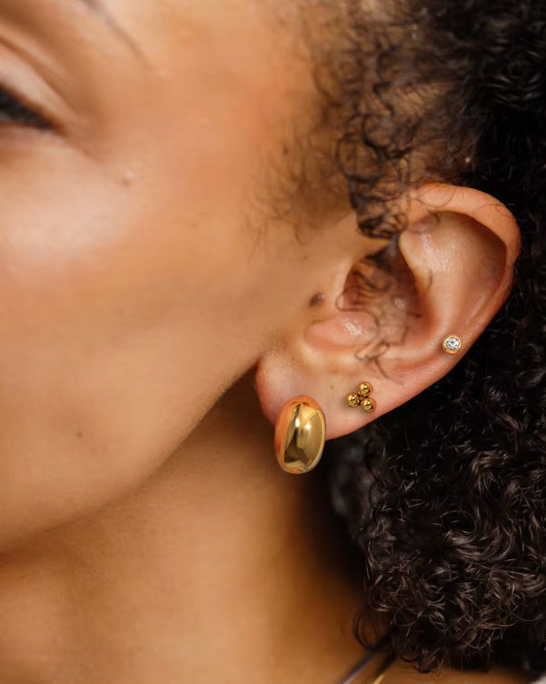 Set de aretes tipo studs con formas orgánicas y cristales