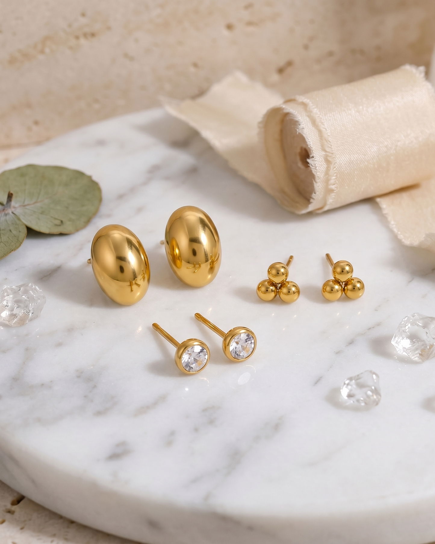 Set de aretes tipo studs con formas orgánicas y cristales