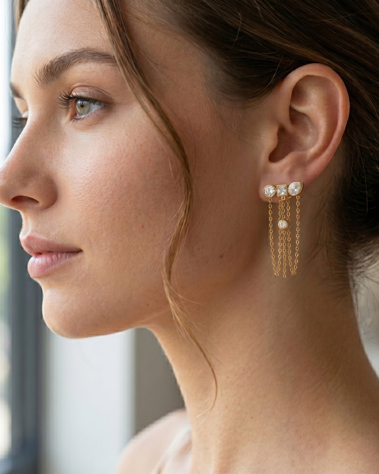 Aretes triple gala con cristales geométricos y cascada de cadenas