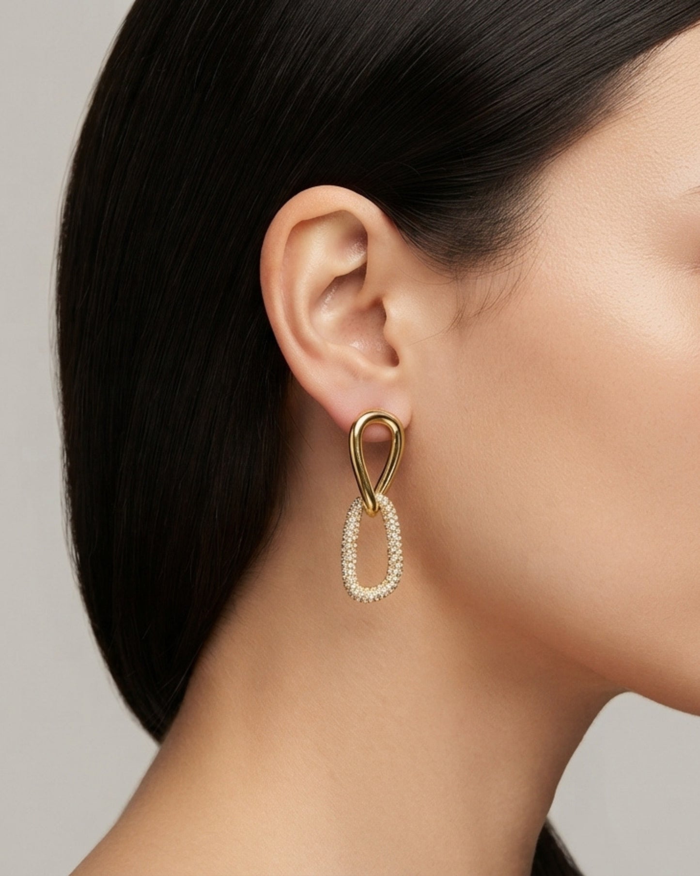 Aretes Eslabón Orgánico Dorado y Pavé