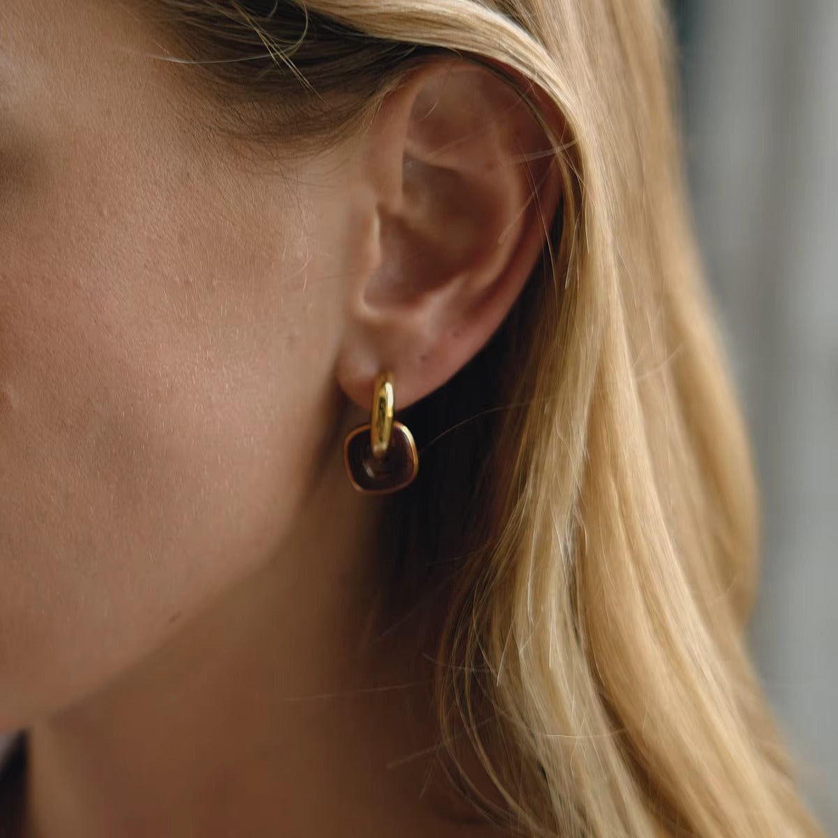 Arete de eslabones dorado con negro, tipo huggie