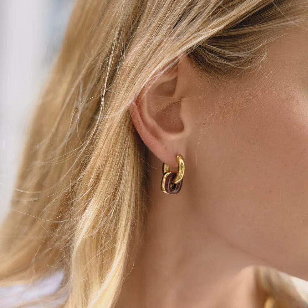 Arete de eslabones dorado con blanco, tipo huggie