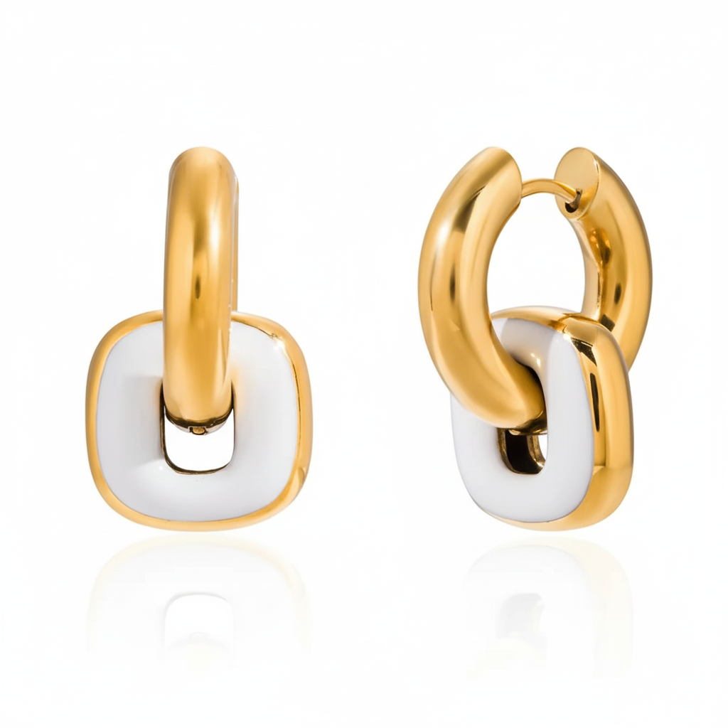 Arete de eslabones dorado con blanco, tipo huggie