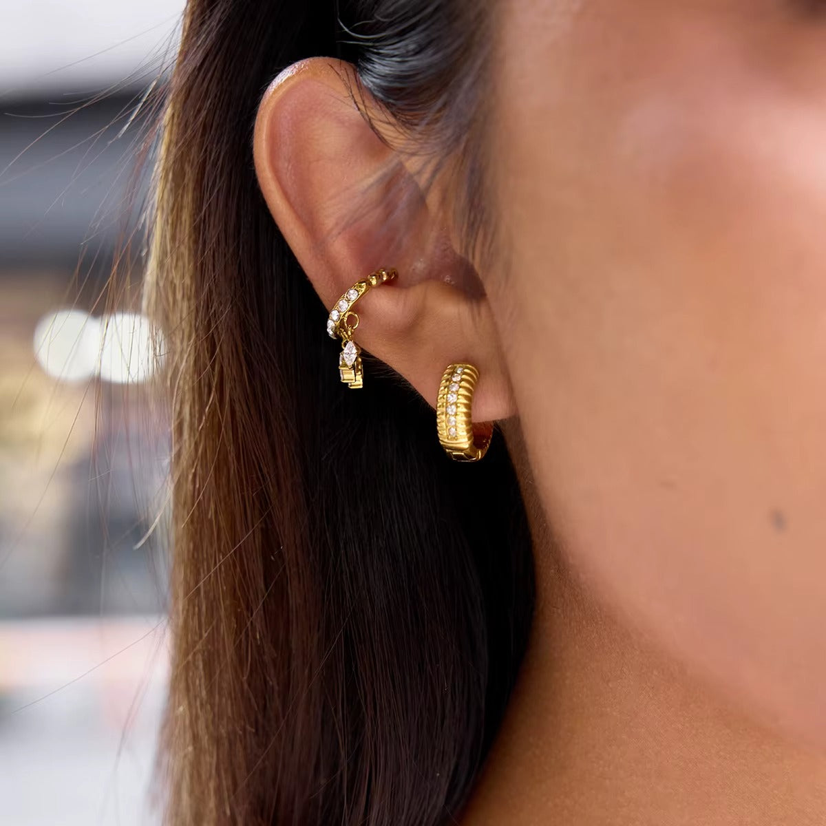 Arete dorado con piedra zirconia, de tipo huggie.