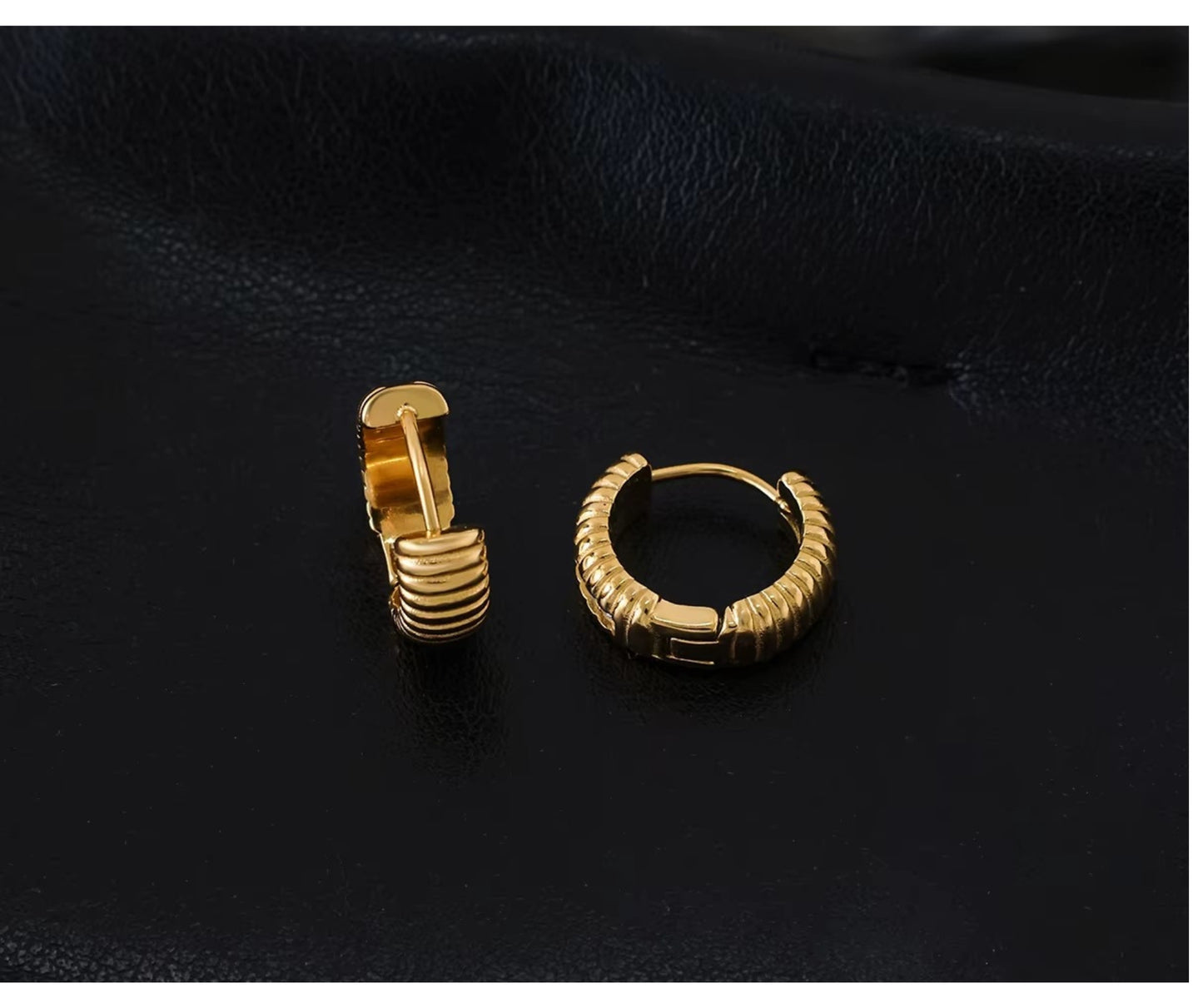 Arete dorado con piedra zirconia, de tipo huggie.