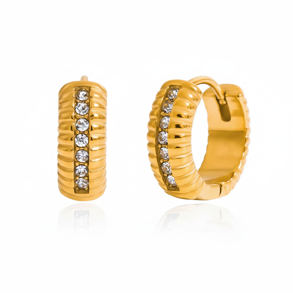 Arete dorado con piedra zirconia, de tipo huggie.