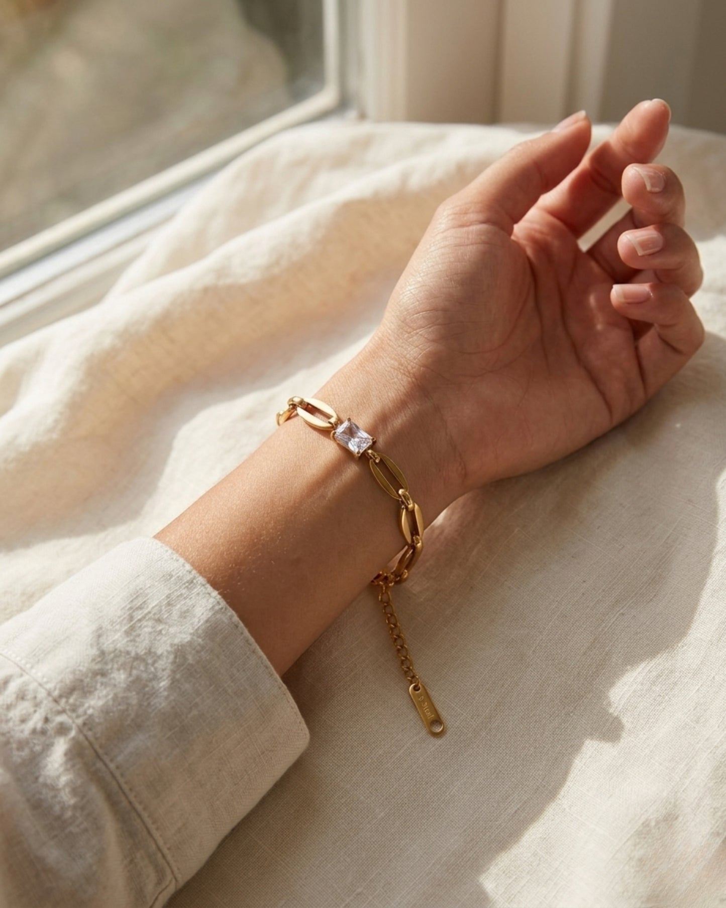 Pulsera de eslabones ovalados con circonia esmeralda en relieve