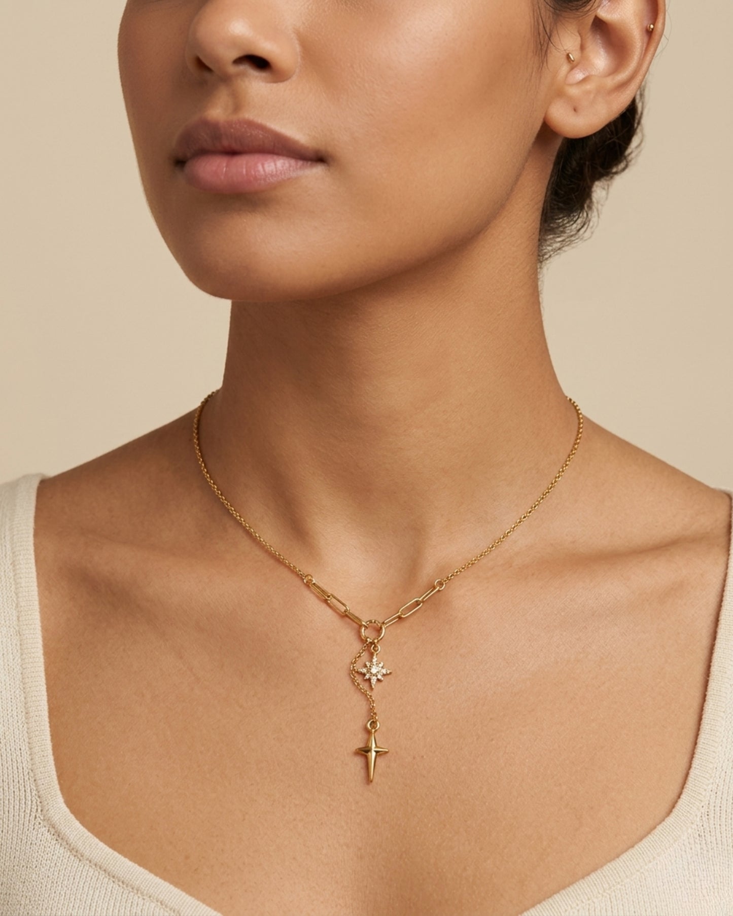 Collar de cadena mixta con dijes de estrella del norte y cruz minimalista