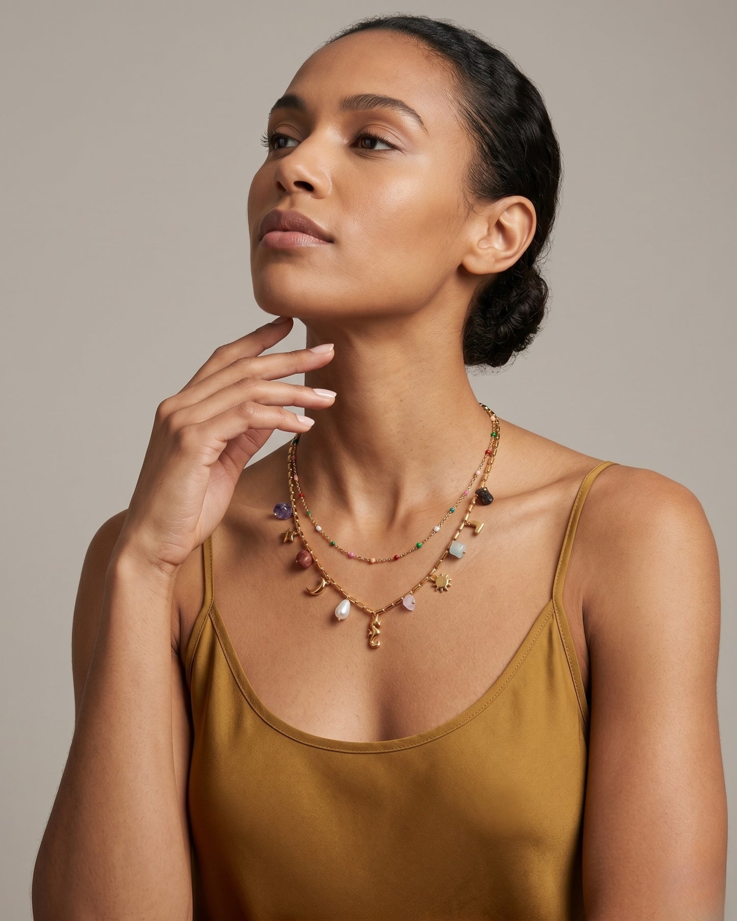 Collar doble con dijes celestiales y piedras naturales