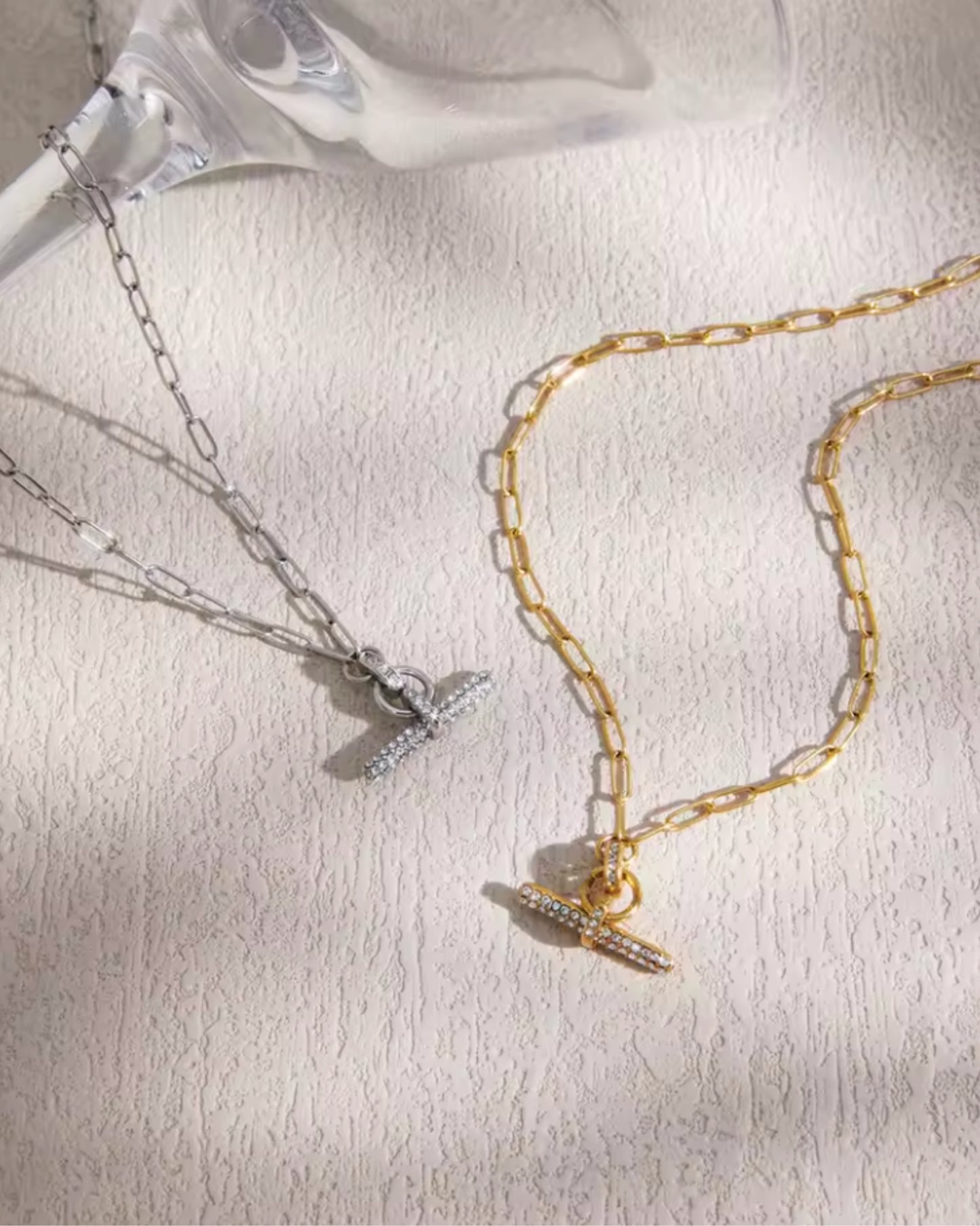 Collar Dorado de Eslabones Finos con Charm de Barra