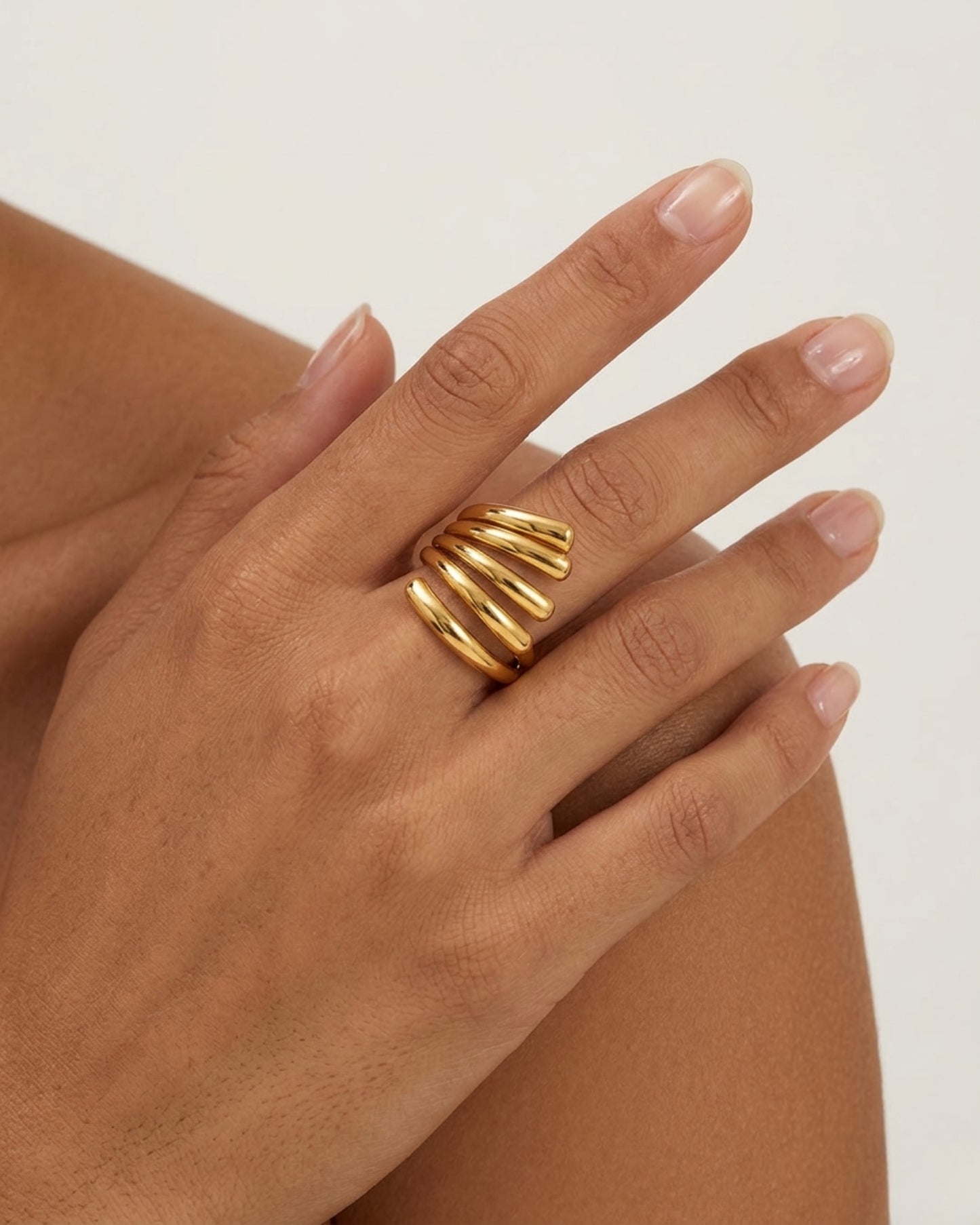 Anillo envolvente multilínea dorado