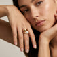 Anillo envolvente de diseño orgánico con perla