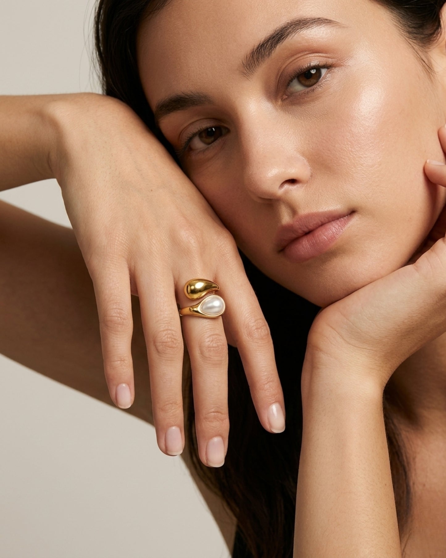 Anillo envolvente de diseño orgánico con perla