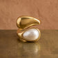 Anillo envolvente de diseño orgánico con perla