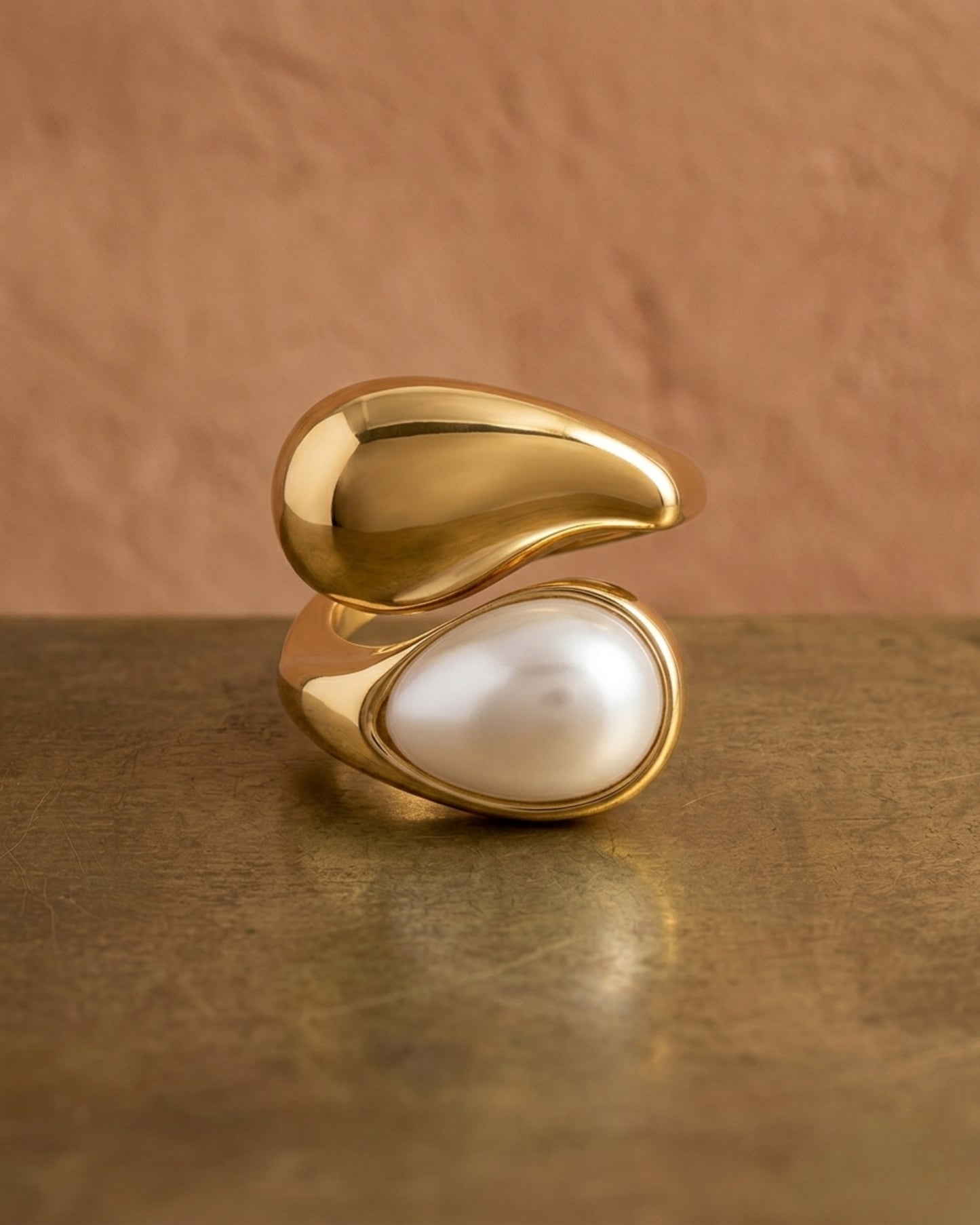 Anillo envolvente de diseño orgánico con perla