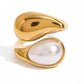 Anillo envolvente de diseño orgánico con perla