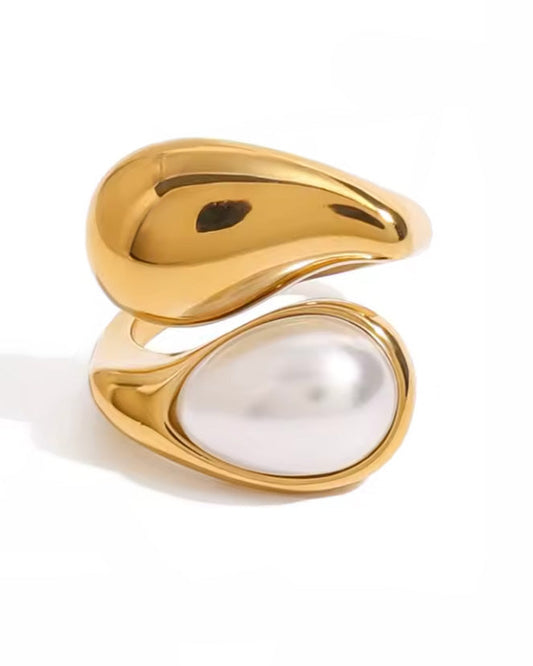 Anillo envolvente de diseño orgánico con perla