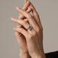 Anillo plateado con terminales en gota