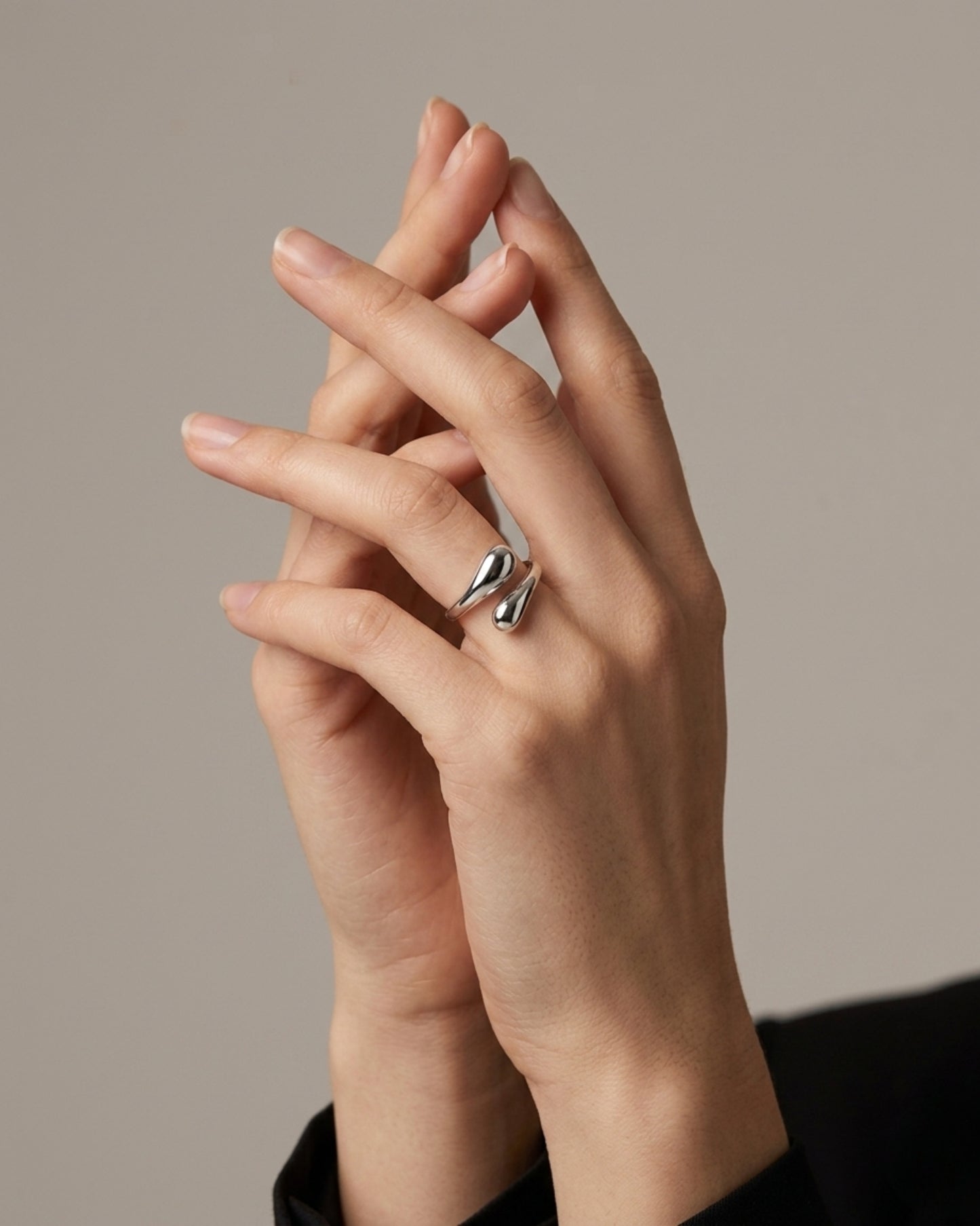 Anillo plateado con terminales en gota