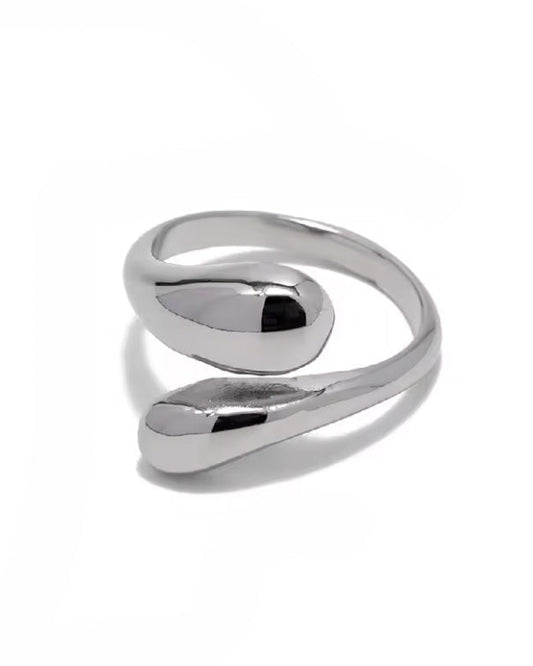 Anillo plateado con terminales en gota