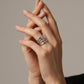 Anillo plateado de bandas onduladas