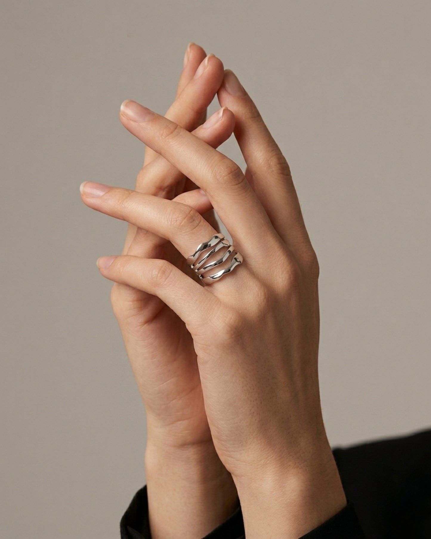 Anillo plateado de bandas onduladas