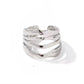 Anillo plateado de bandas onduladas