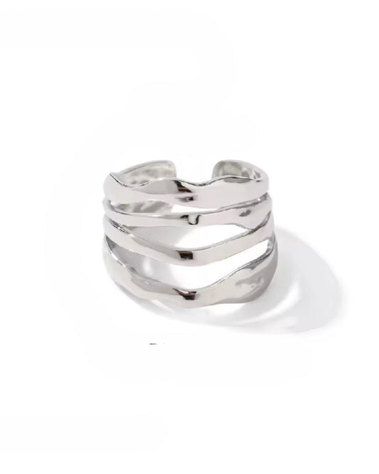 Anillo plateado de bandas onduladas