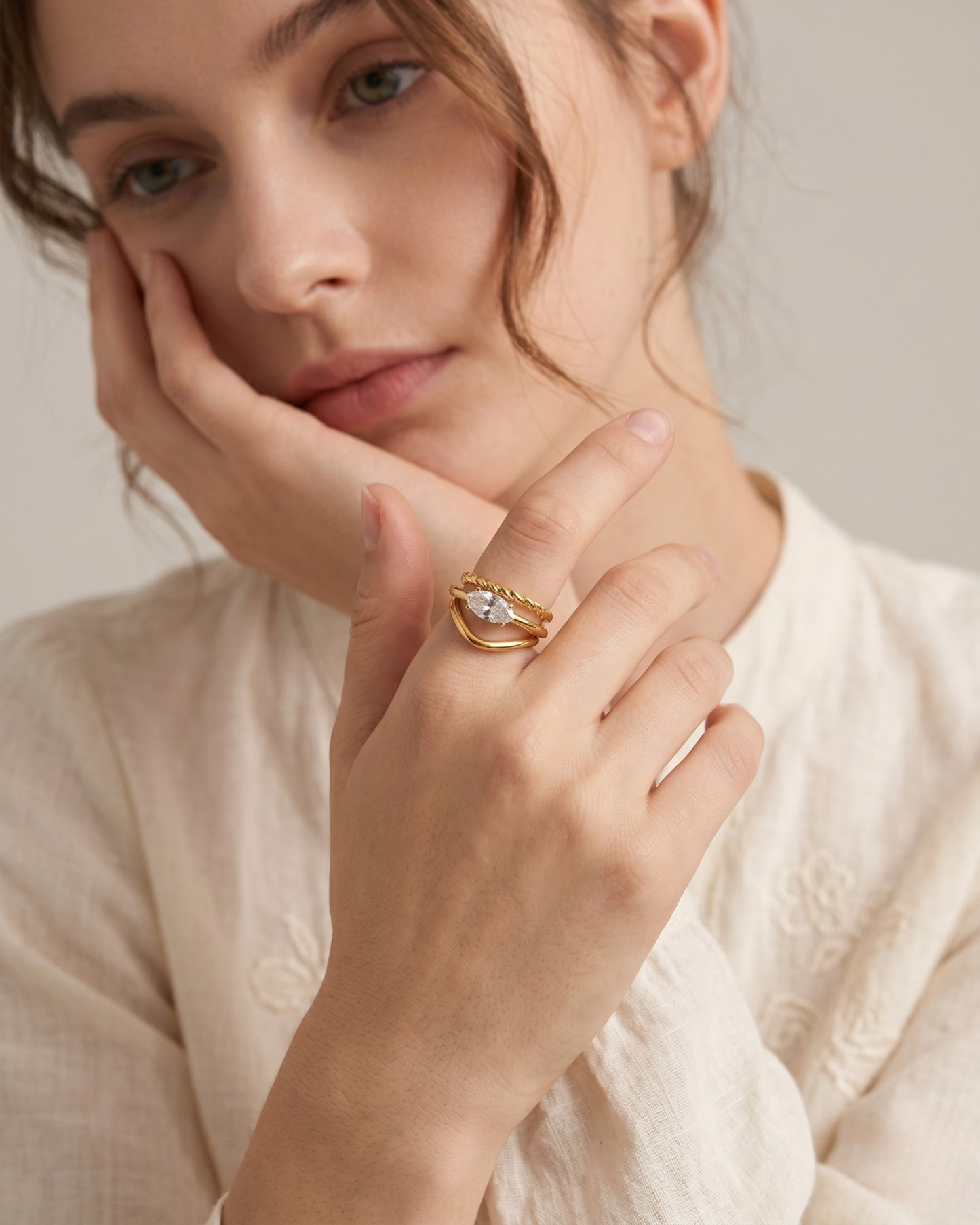 Anillo triple con circonia marquesa y textura torzal