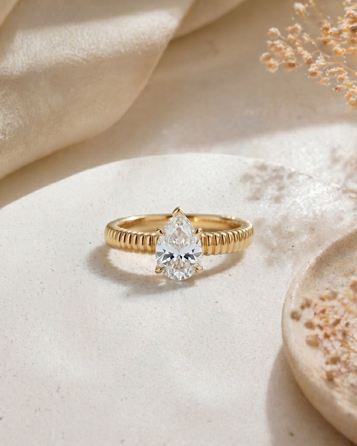 Anillo solitario pera con textura en relieve
