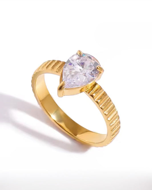 Anillo solitario pera con textura en relieve