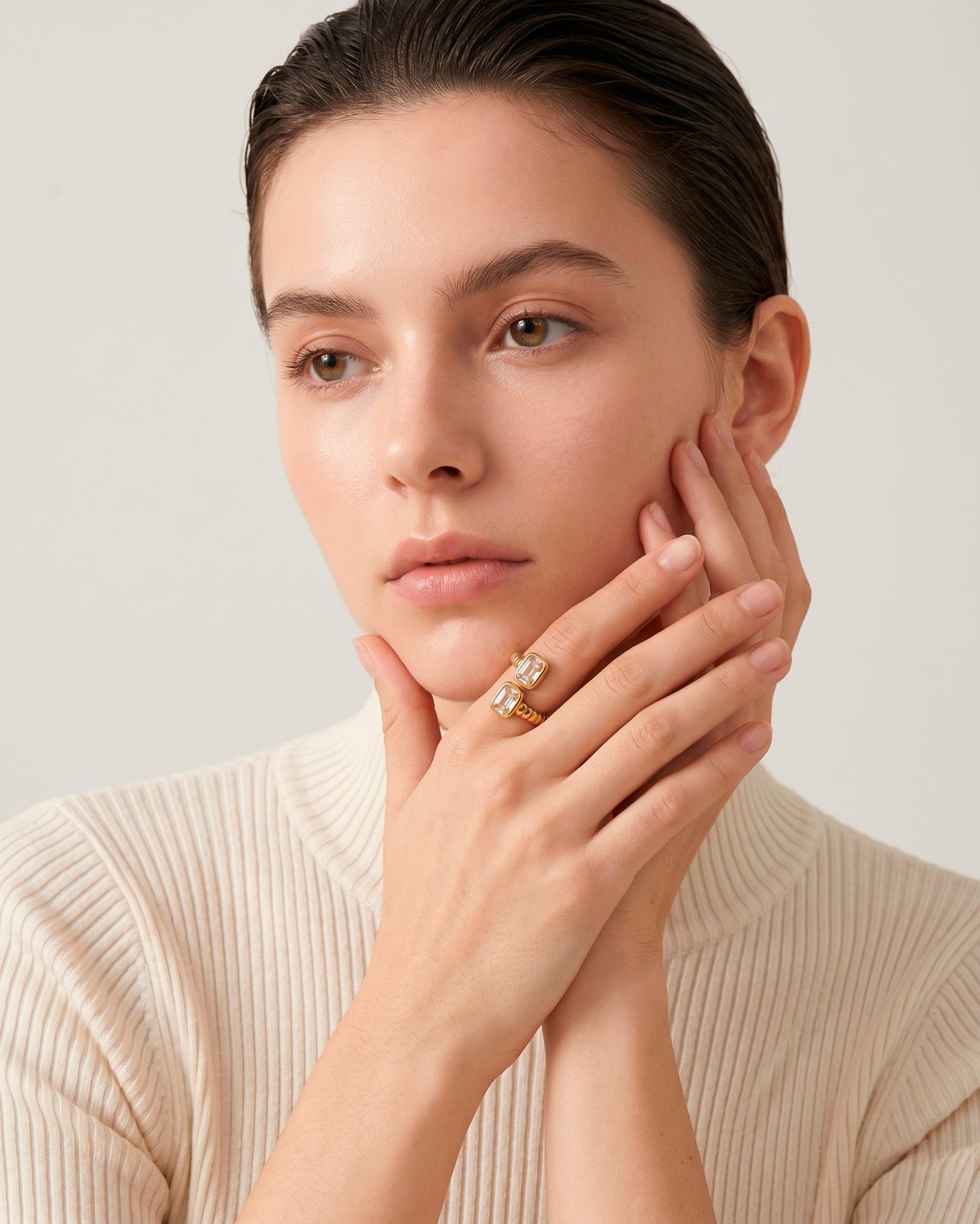 Anillo twist con doble cristal