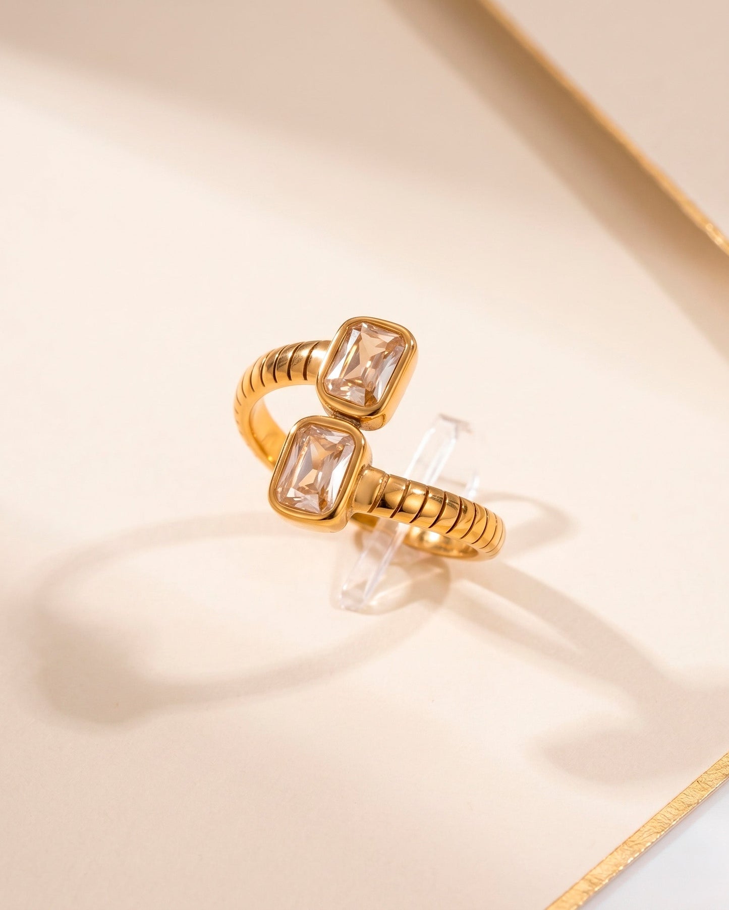 Anillo twist con doble cristal