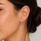 Aretes Huggie con Pequeñas Mariposas