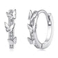 Aretes Huggie con Pequeñas Mariposas