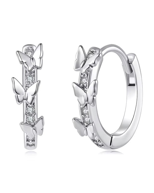 Aretes Huggie con Pequeñas Mariposas