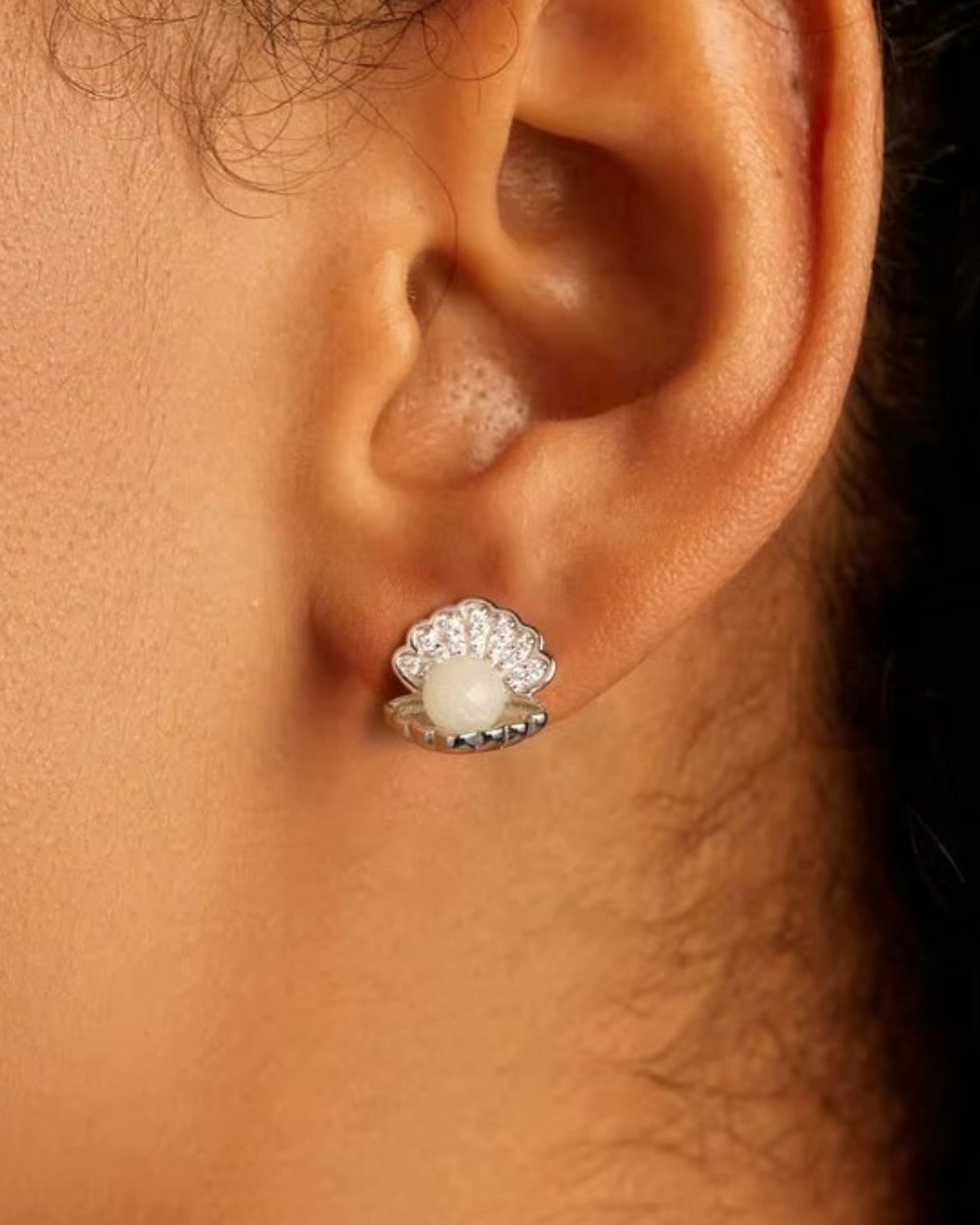 Broqueles de concha marina con perla luminosa en plata