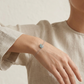 Pulsera de doble cadena con detalle de caracol y deposito de color azul mar y plata