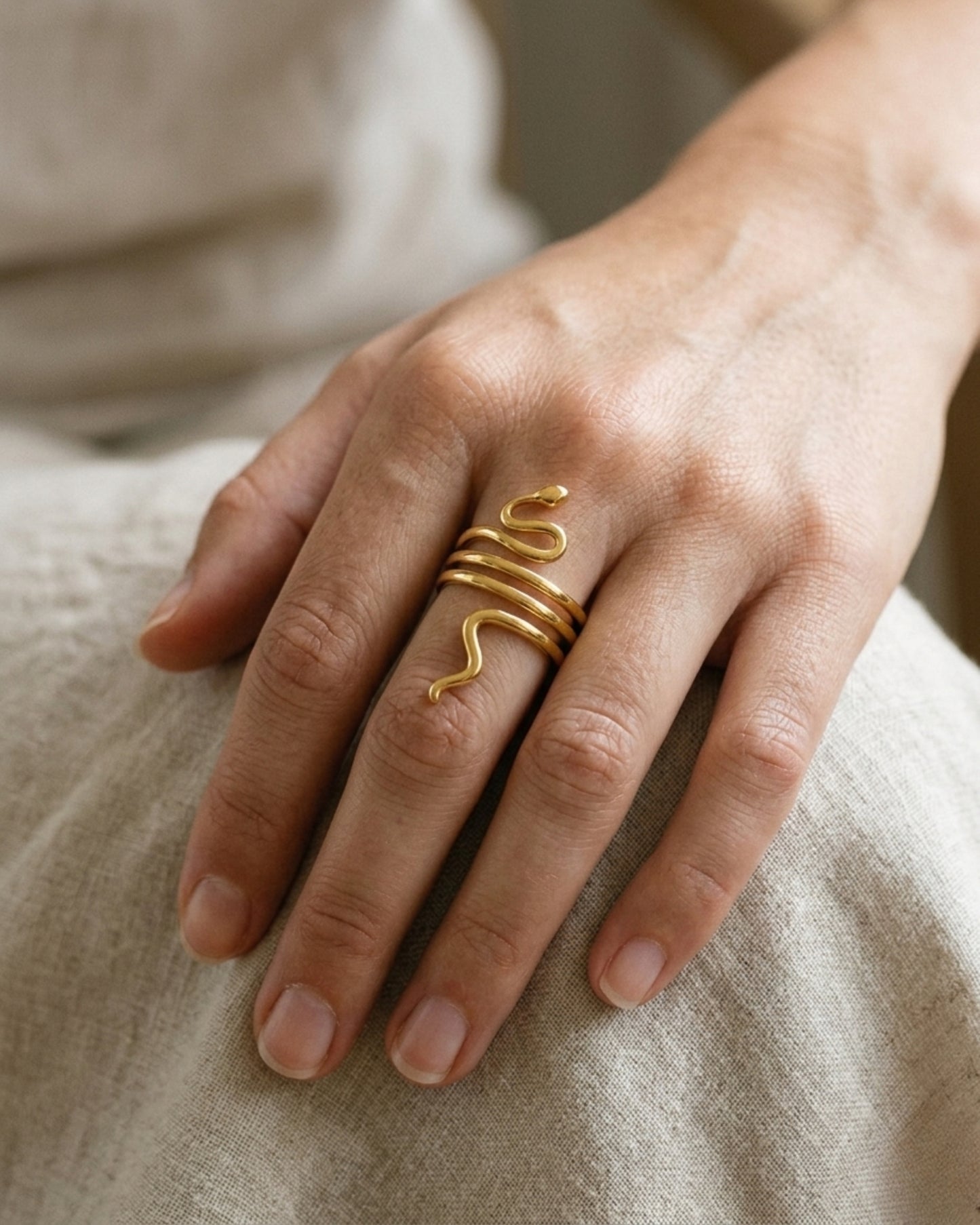Anillo de serpiente envolvente con silueta fluida