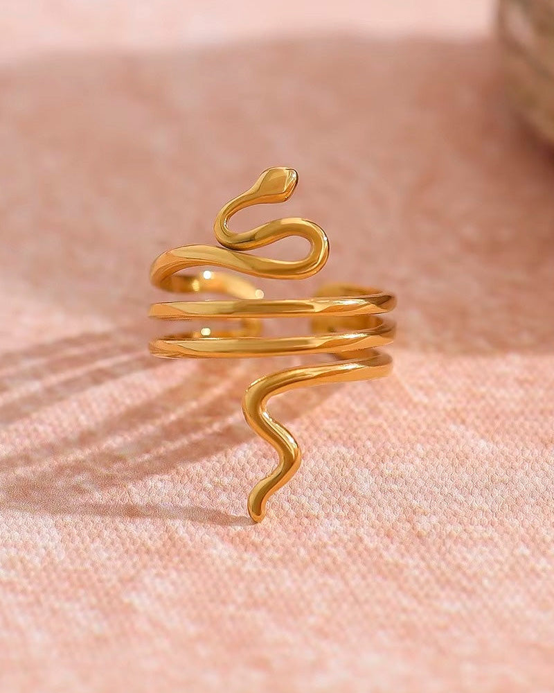 Anillo de serpiente envolvente con silueta fluida