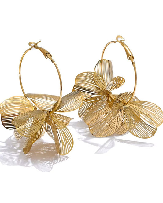 Aretes tipo arracadas con flores, color dorado