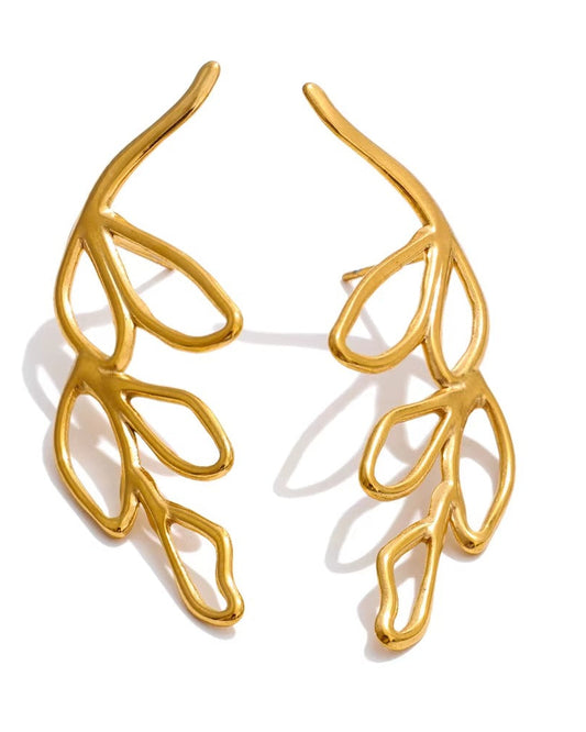 Aretes tipo drop earrings,con diseño de hojas, color dorado