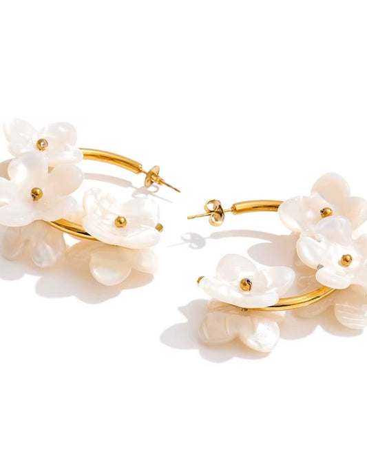 Aretes con diseño de flores tipo arracadas, color dorado