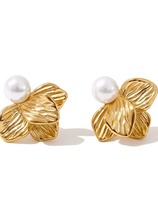 Aretes tipo studs, con perlas blancas, color dorado