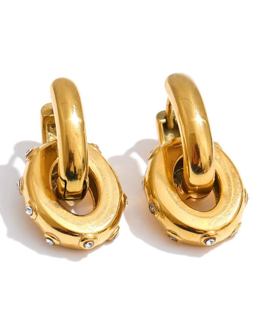 Aretes tipo huggies, con cristales, color dorado