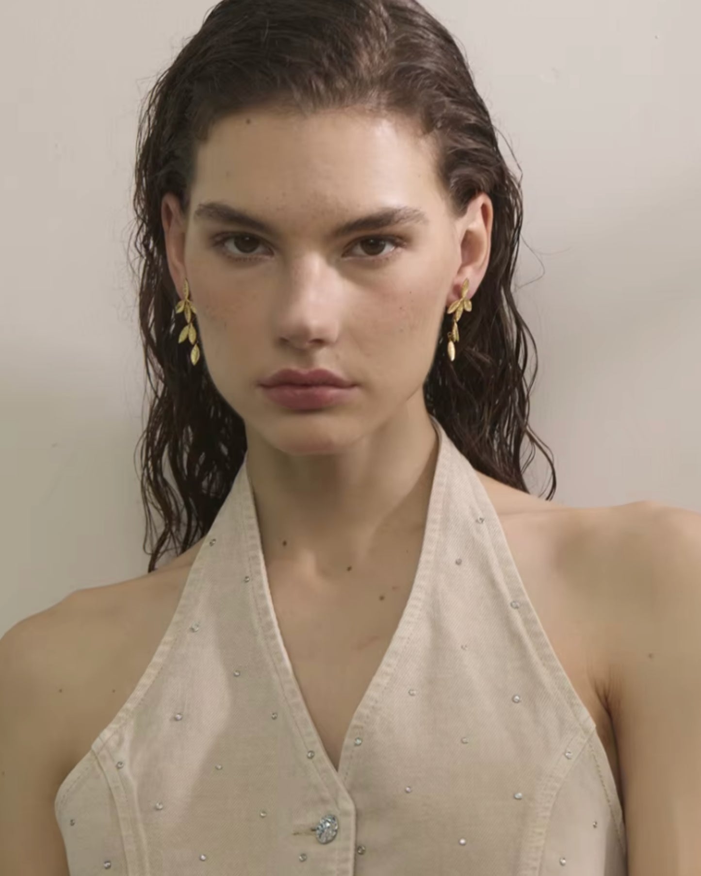 Aretes de Rama de Hojas Esculpidas