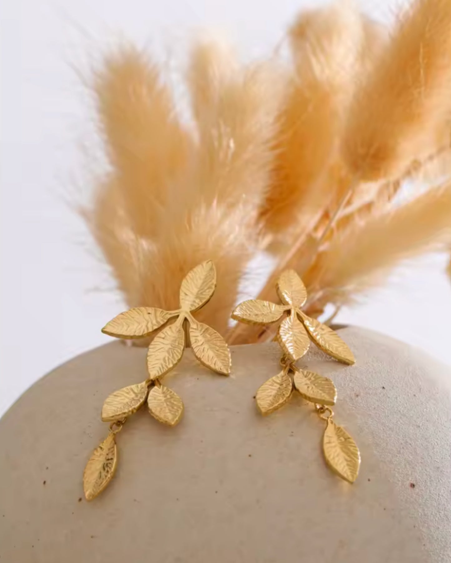 Aretes de Rama de Hojas Esculpidas