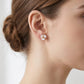 Aretes de Botón con Flor Blanca y Centro Dorado