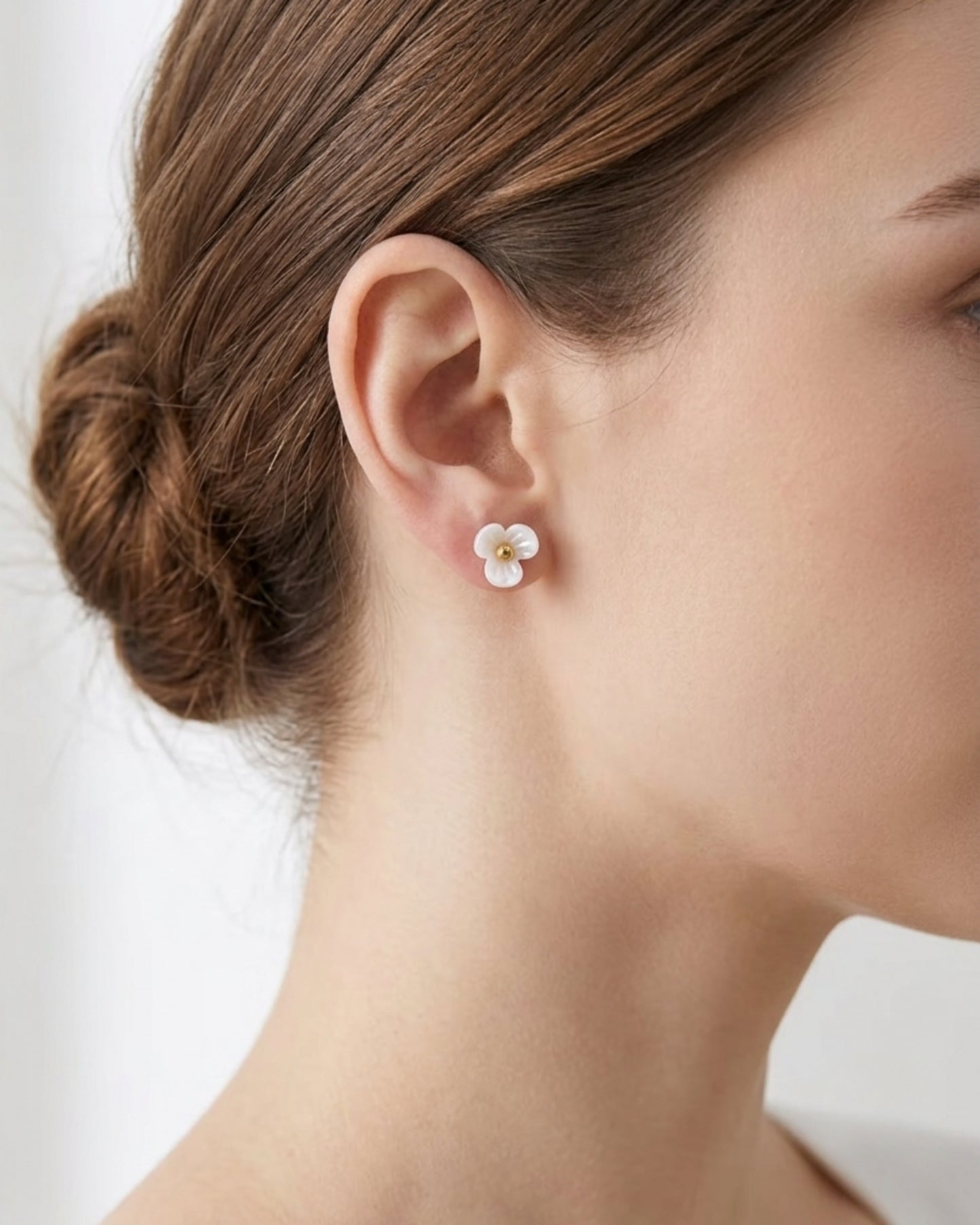 Aretes de Botón con Flor Blanca y Centro Dorado