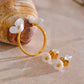 Aretes de Botón con Flor Blanca y Centro Dorado